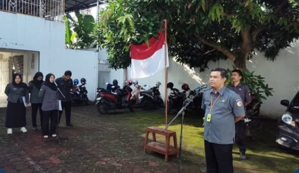 Foto Pelaksanaan Apel dipimpin oleh Koordinator Sekretariat Bawaslu Kota Surakarta