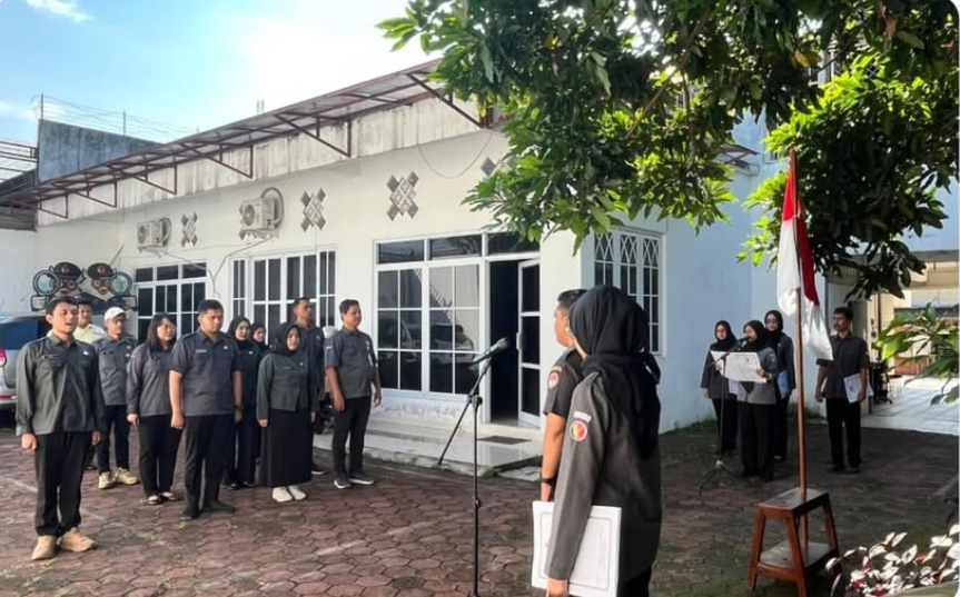 Koordinator Sekretariat memimpin Apel Rutin Bawaslu Kota Surakarta