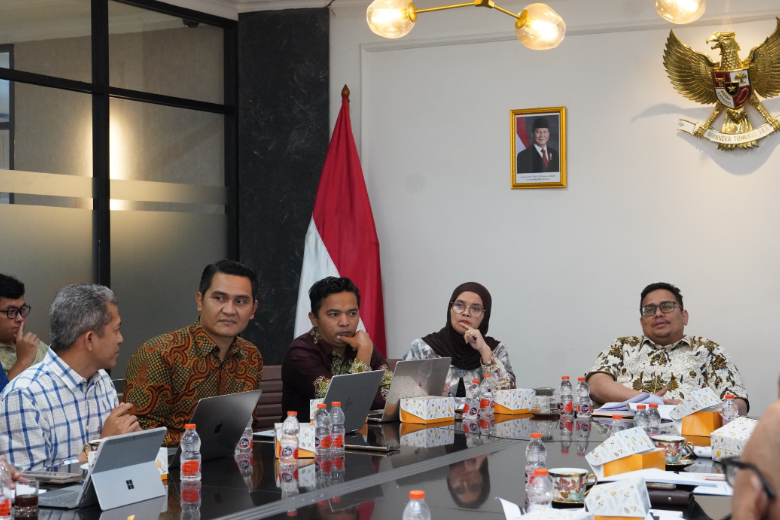 Ketua Bawaslu Rahmat Bagja (kanan) dan Anggota Bawaslu Lolly Suhenty (kedua kanan) dalam diskusi kajian penguatan fungsi pengawasan dan penegakan hukum pemilu Jumat (6/2/2026).
