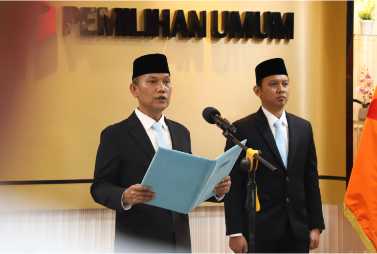 Sekretaris Jenderal (Sekjen) Bawaslu Ferdinand Eskol Tiar Sirait saat melantik 243 pejabat administrasi dan 55 pejabat fungsional di lingkungan Bawaslu seluruh Indonesia, Jumat (6/2/2026)