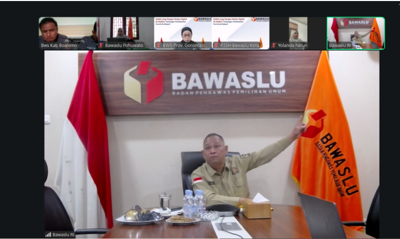 Anggota Bawaslu Totok Hariyono saat membuka diskusi tematik 'Politik Uang dengan Modus Digital (e-wallet), Tantangan Pembuktian Formil dan Materil melalui daring, Senin (9/2/2026).
