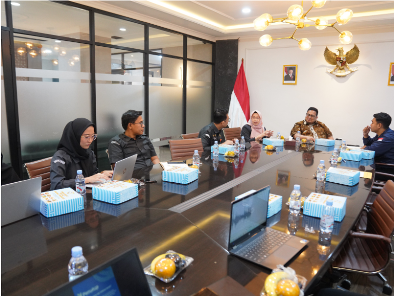 Ketua Bawaslu Rahmat Bagja (kedua dari kanan) saat menerima audiensi perkumpulan warga muda di kantor Bawaslu, Selasa (10/2/2026).
