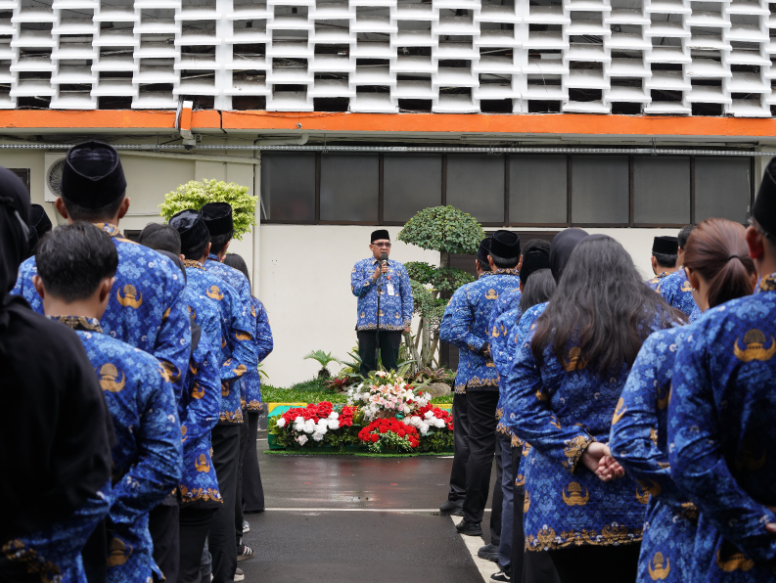 Deputi Bidang Administrasi Bawaslu, La Bayoni saat memberikan arahan dalam apel yang dilaksanakan pada Jumat (13/2/2026).