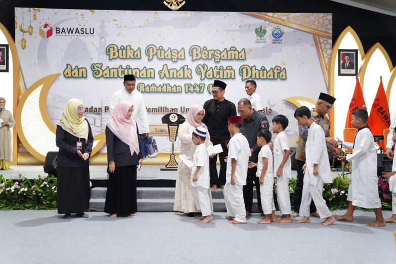 Jajaran Pejabat Bawaslu sedang bersilaturahmi dengan para anak yatim dhuafa yang diundang langsung untuk buka puasa bersama Bawaslu RI di Lapangan Bawaslu, Jakarta, Senin (9/3/2026).