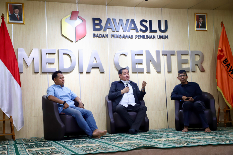 Anggota Bawaslu Herwyn JH Malonda (tengah) saat diskusi bersama Koalisi Pewarta Pemilu dan Demokrasi (KPPDem) yang digelar di Media Center Bawaslu, Jakarta, Rabu (11/3/2026).