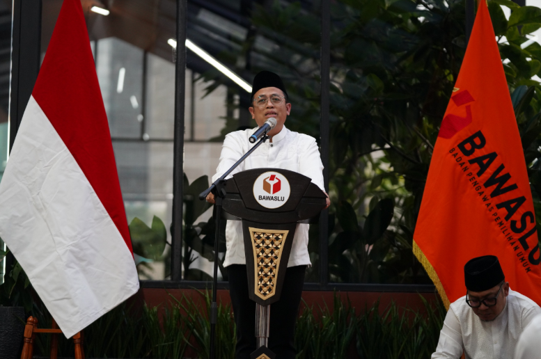 Anggota Bawaslu Puadi dalam acara buka puasa bersama di gedung Bawaslu, Kamis (12/3/2026).