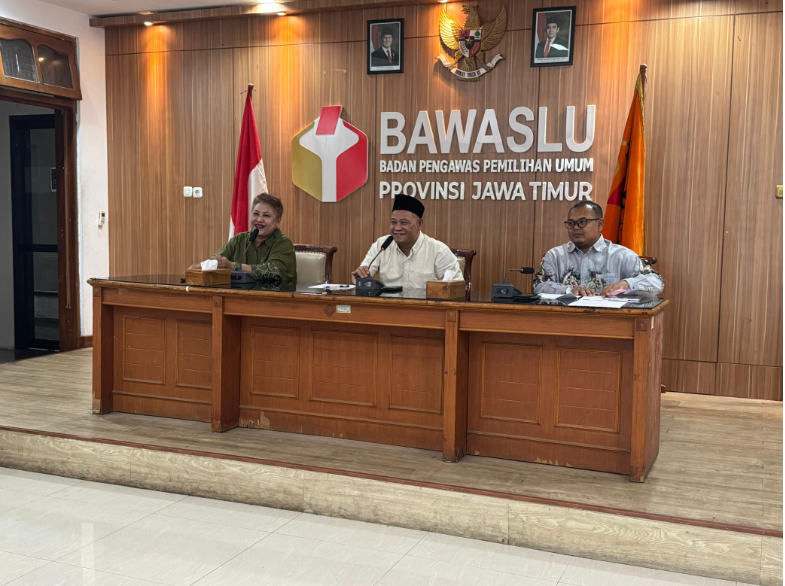 Anggota Bawaslu Totok Hariyono (tengah) dalam Peluncuran Buku Kebijakan Strategis dan Program Divisi Pencegahan dan Partisipasi Masyarakat Bawaslu Provinsi dan Bawaslu Kabupaten/Kota Se-Jawa Timur yang digelar secara daring, dari Surabaya, Kamis (12/3/2026).