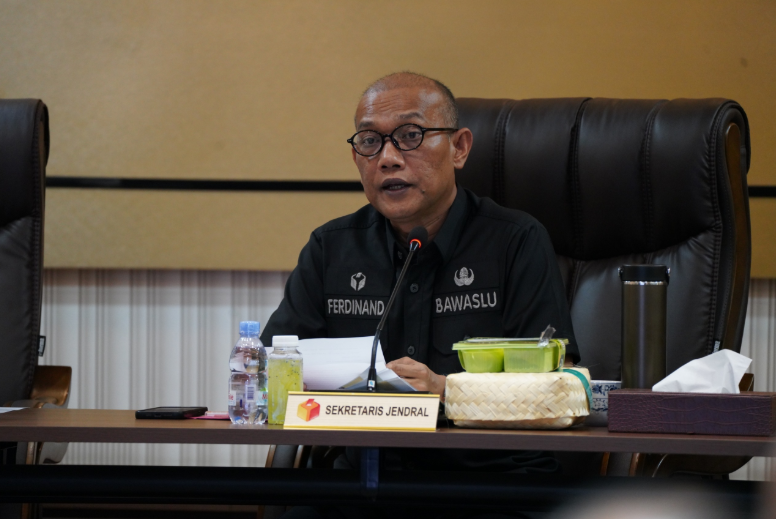 Sekretaris Jendral Bawaslu Ferdinand Eskol Tiar Sirait dalam kegiatan Penyerahan LHP PDTT BPK di Gedung Bawaslu, Jakarta, Selasa (31/3/2026).