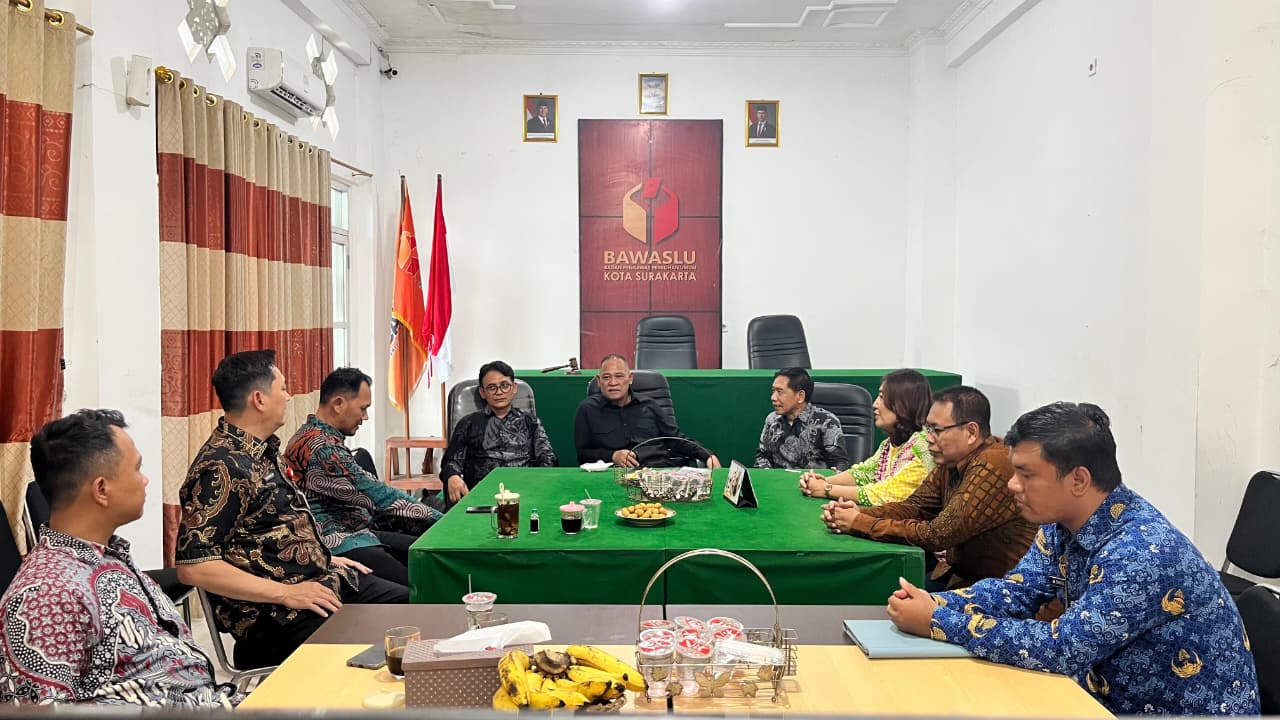Totok Hariyono saat tekankan pentingnya konsolidasi demokrasi kepada masyarakat kepada jajaran Bawaslu Kota Surakarta