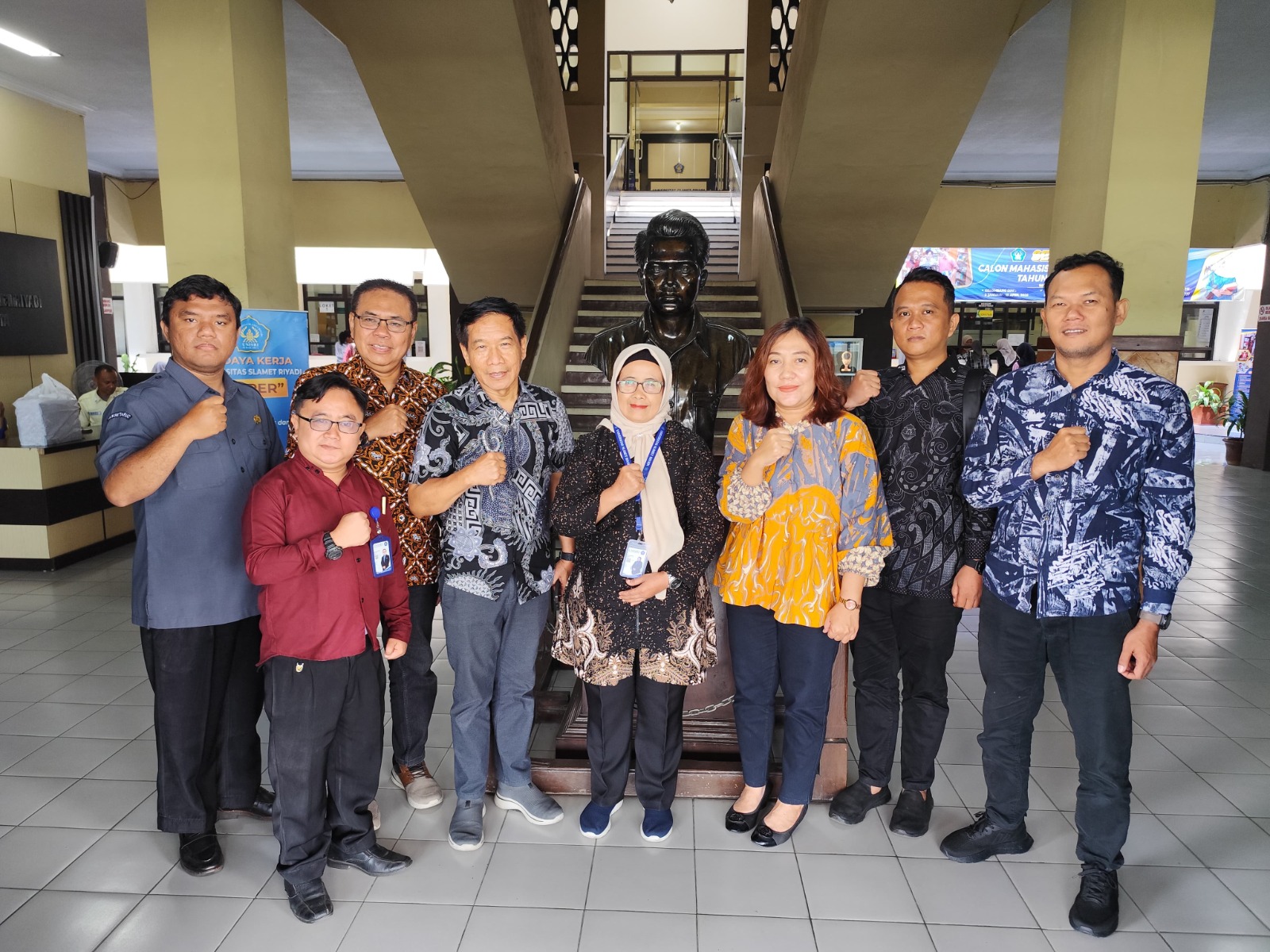 foto bersama Ketua dan Anggota Bawaslu Kota Surakarta dengan Wakil Dekan FISIP Unisri 