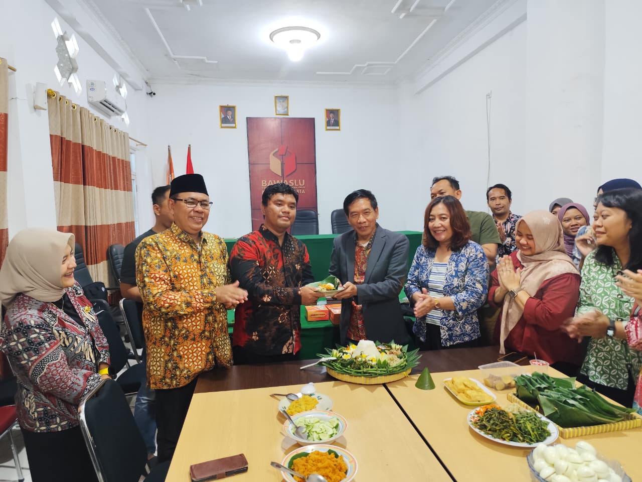 Perayaan HUT Bawaslu dengan pemotongan tumpeng oleh Ketua diberikan kepada Koordinator Sekretariat Bawaslu Kota Surakarta