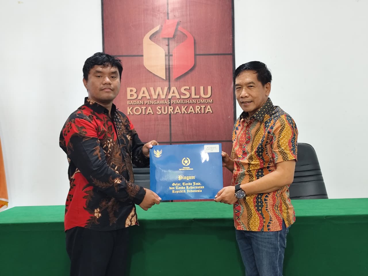  Koordinator Sekretariat Bawaslu Kota Surakarta, Muhammad Syaiful Mujib, saat menerima penganugerahan tanda kehormatan Satyalancana X Tahun secara simbolis dari Ketua Bawaslu Kota Surakarta