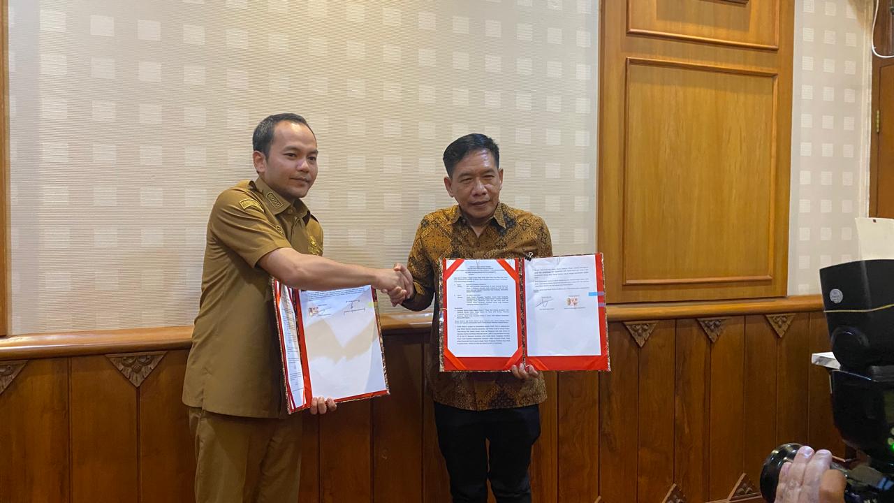 Foto Walikota Surakarta dengan Ketua Bawaslu Kota Surakarta setelah penandatanganan Berita Acara Serah Terima Pinjam Pakai Aset Pemkot