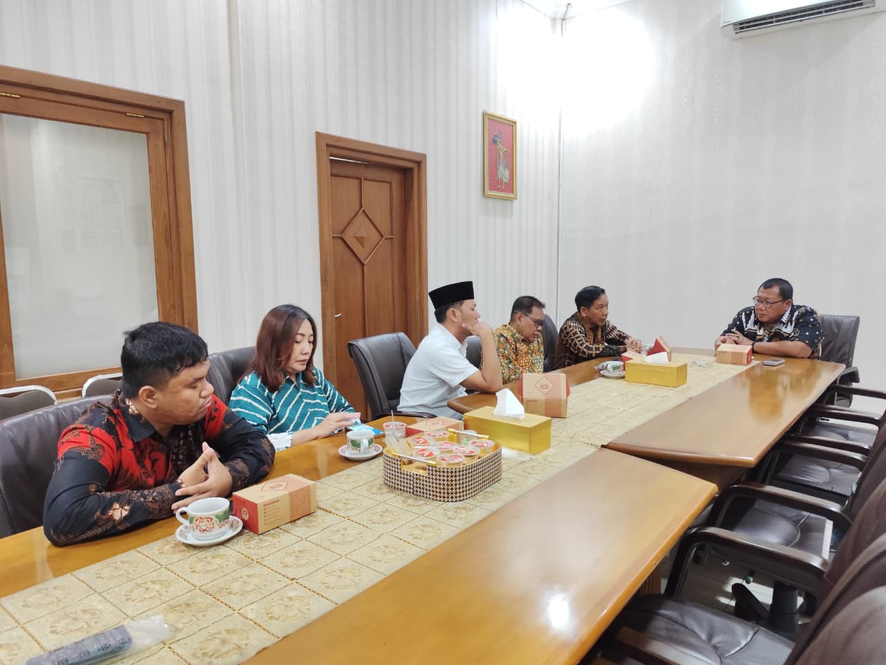 Foto Pimpinan Bawaslu dengan Pimpinan DPRD Kota Surakarta di Ruang Meeting Ketua DPRD