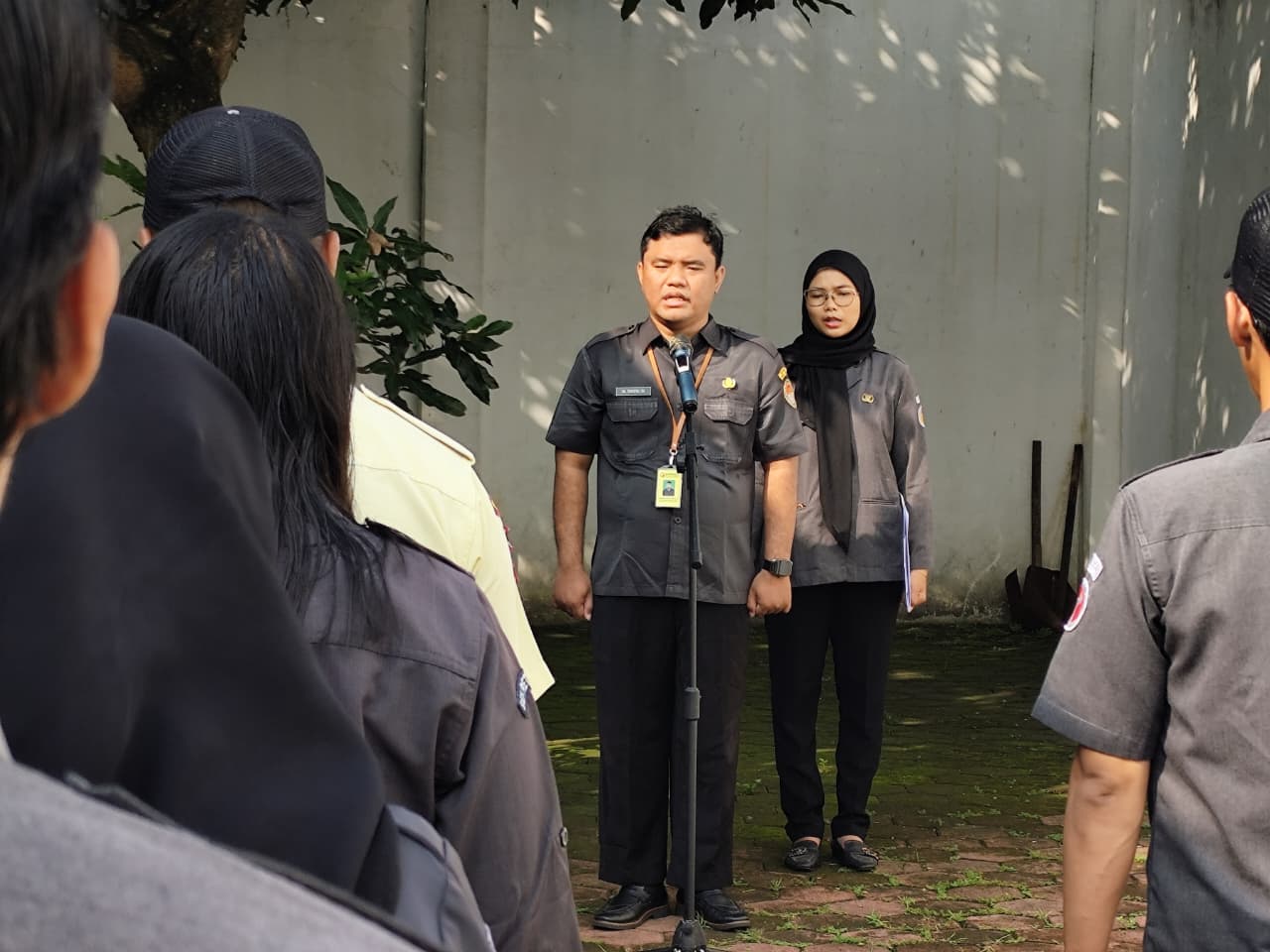 Koordinator Sekretariat,Muhammad Syaiful Mujib saat memimpin Apel Senin Pagi Bawaslu Kota Surakarta