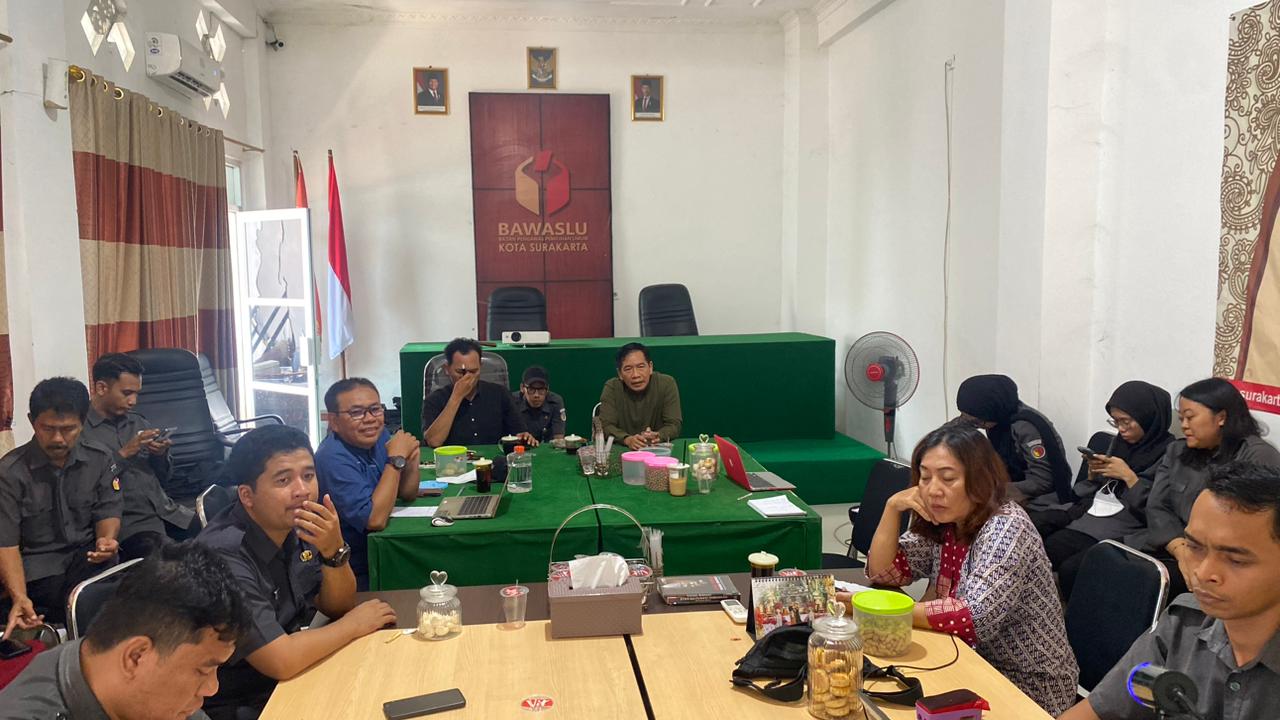 suasana rapat rutin mingguan di aula Kantor Bawaslu Kota Surakarta