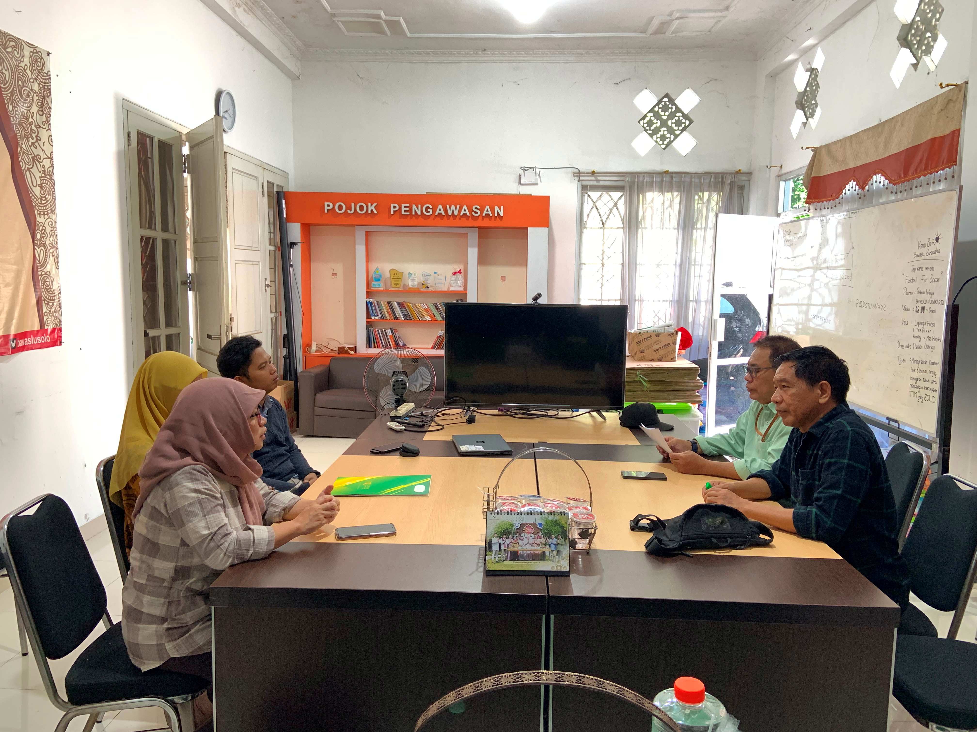 Kunjungan Tim Peneliti dari Badan Riset dan Inovasi Nasional (BRIN) ke Kantor Bawaslu Kota Surakarta