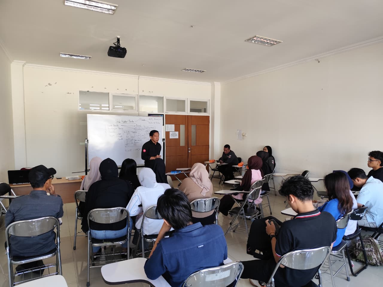 Ketua Bawaslu Kota Surakarta, Budi Wahyono saat memberikan perkuliahan di Fakultas Hukum Uniba