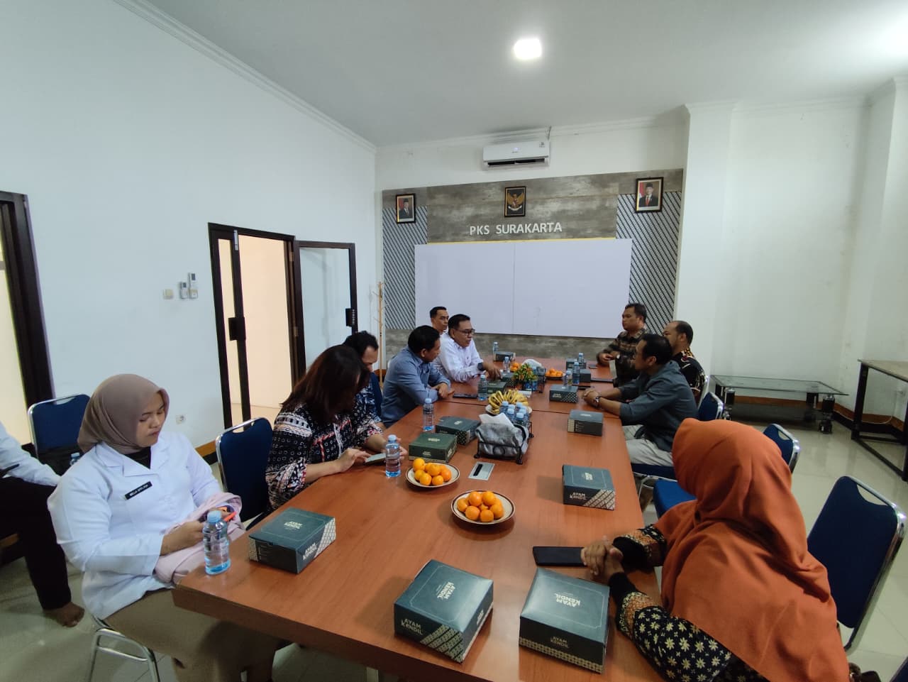 Bawaslu Kota Surakarta saat melaksanakan kegiatan konsolidasi demokrasi bersama Dewan Pimpinan Daerah (DPD) Partai Keadilan Sejahtera (PKS) Kota Solo