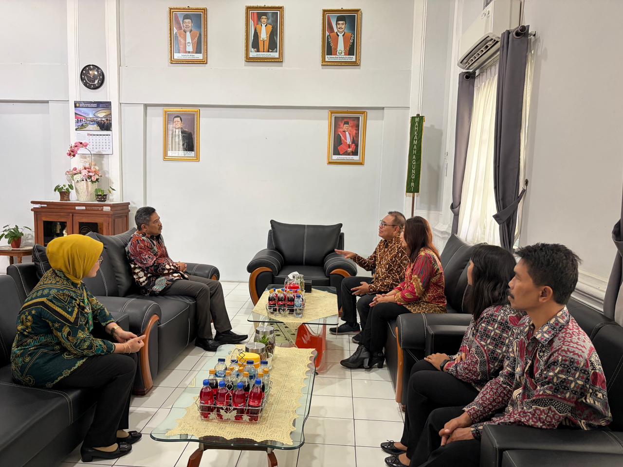 Anggota Bawaslu Kota Surakarta Agus Sulistyo dan Poppy Kusuma beserta staf saat melakukan audiensi dengan Pengadilan Negeri Surkarta
