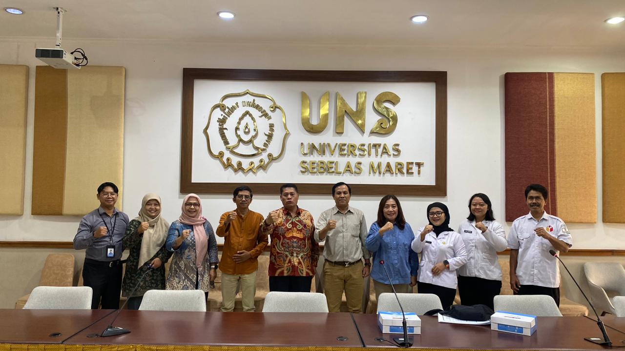 awaslu Kota Surakarta saat melakukan koordinasi dengan Universitas Sebelas Maret (UNS) dalam rangka menyampaikan informasi dan mengajak keterlibatan mahasiswa UNS pada Kompetisi Debat Penegakan Hukum Pemilu VI Tingkat Nasional yang diselenggarakan oleh Bawaslu Republik Indonesia