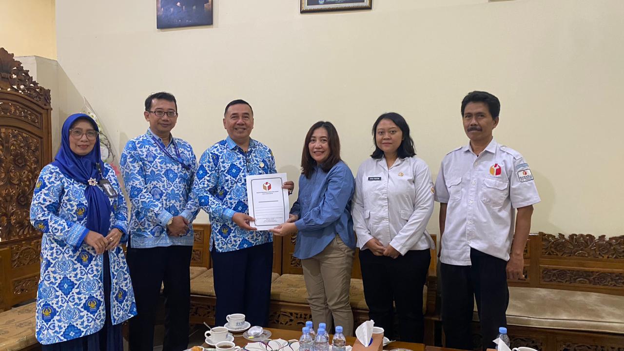 Foto bersama Bawaslu Kota Surakarta dan Universitas Slamet  Riyadi dalam koordinasi terkait pelaksanaan Kompetisi Debat Penegakan Hukum Pemilu VI antar Perguruan Tinggi se-Indonesia