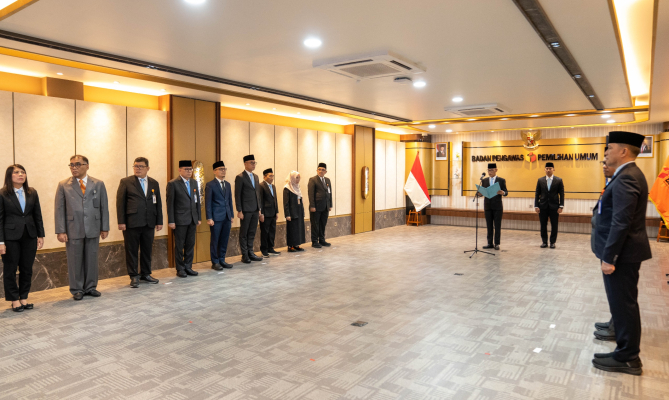 Sekertaris Jenderal Bawaslu Ferdinand Eskol Tiar Sirait melantik lima Pejabat Administrator dan Jabatan Pengawas Bawaslu, di Kantor Bawaslu, Selasa (26/5/2026). Foto: Pemberitaan dan Publikasi Bawaslu RI