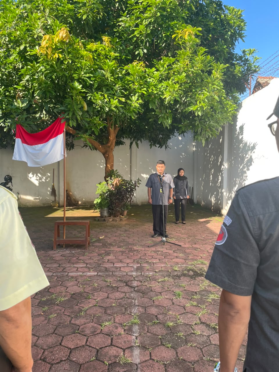 M Syaiful Mujib, Koordinator Sekretariat Bawaslu Kota Surakarta saat memimpin Apel Pagi di halaman kantor Bawaslu Kota Surakarta