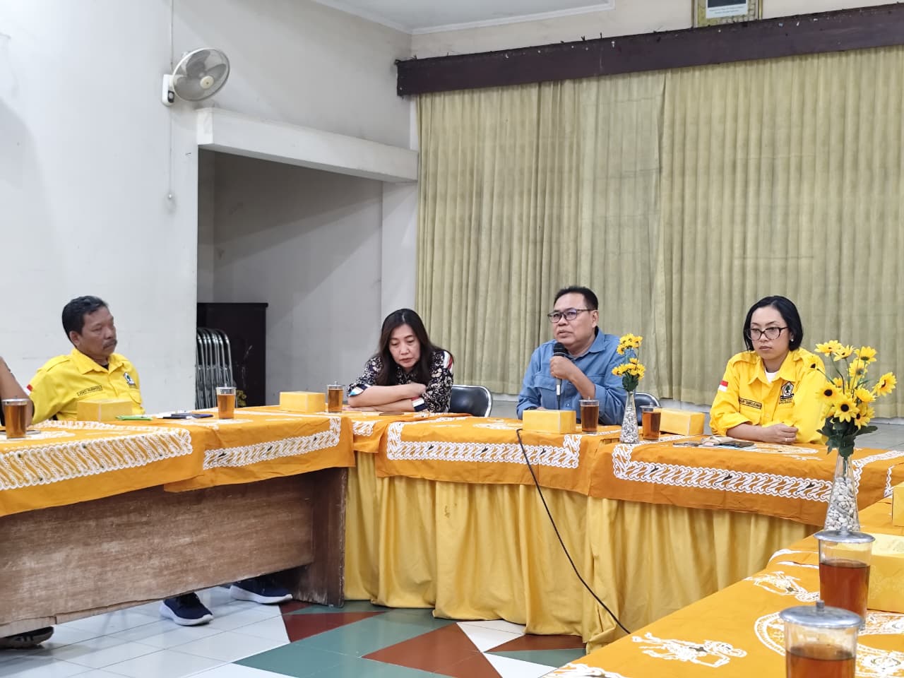 Bawaslu Kota Surakarta saat melaksanakan kegiatan Silaturahmi dan Konsolidasi Politik bersama DPD Partai Golkar Kota Surakarta di Kantor DPD Partai