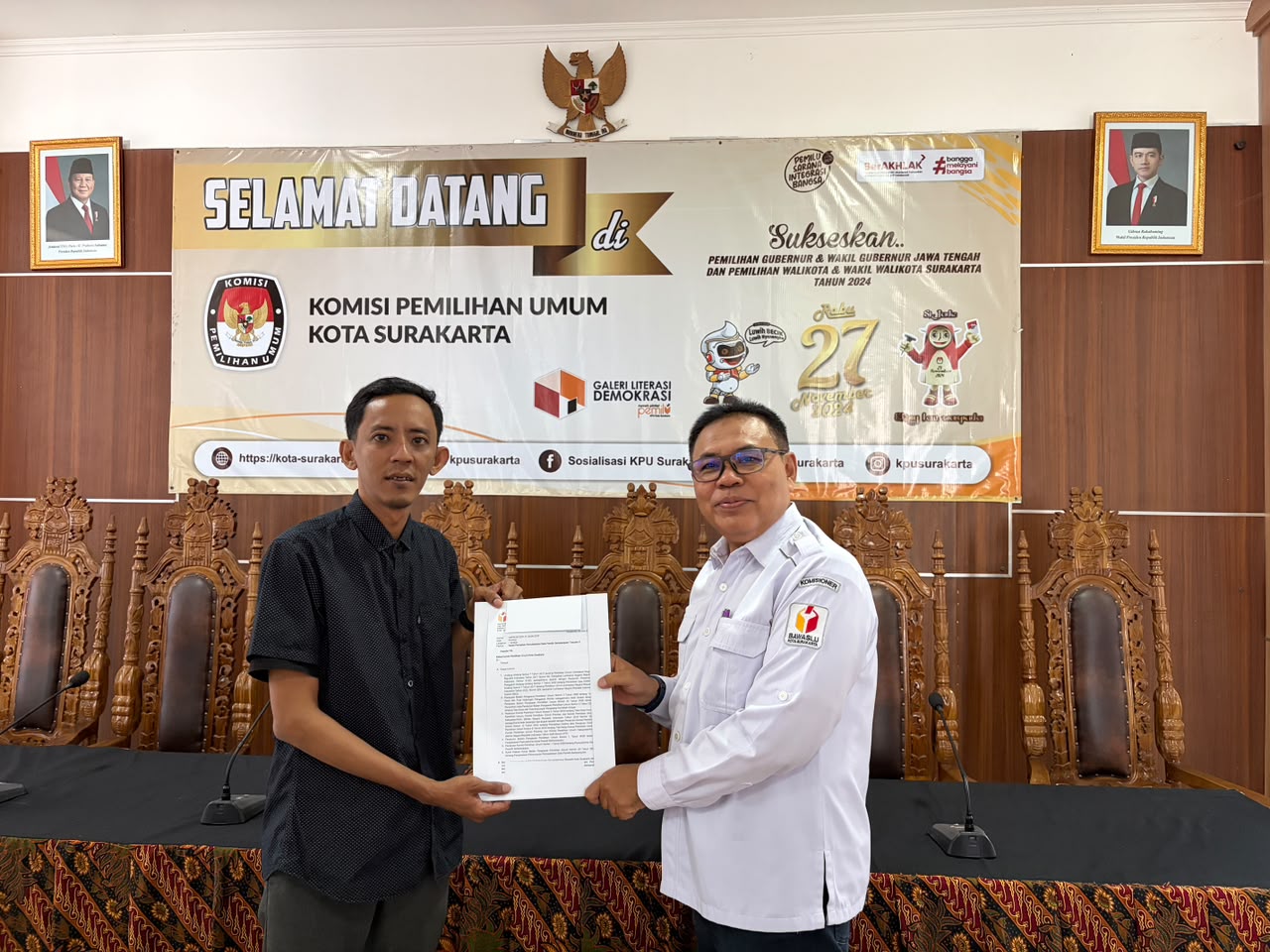 Agus Sulistyo, Anggota Bawaslu Kota Surakarta saat menyampaikan saran perbaikan hasil pengawasan PDPB Triwulan kepada KPU Kota Surakarta dalam Rapat Persiapan Pleno PDPB Triwulan II