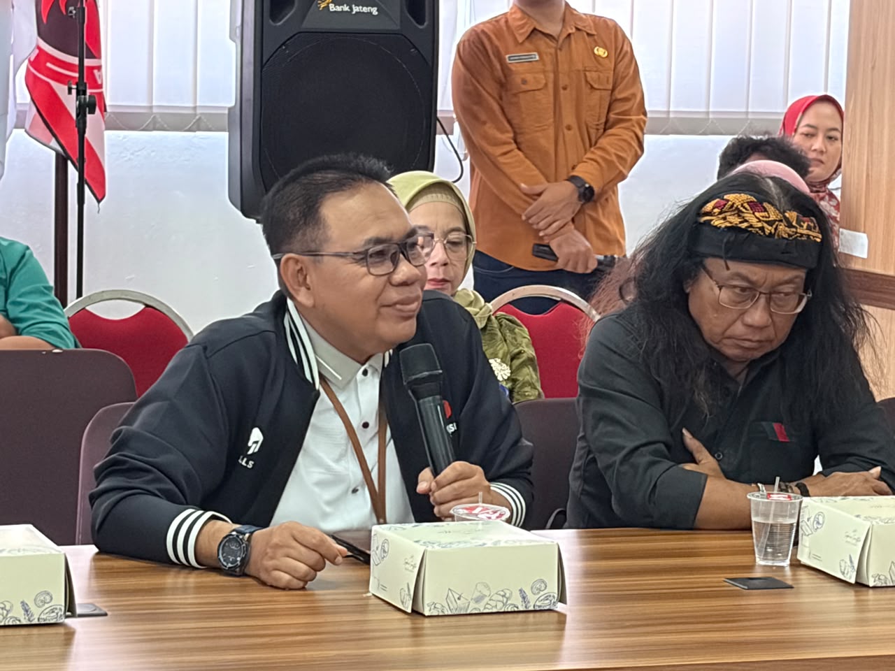 Agus Sulistyo, Anggota Bawaslu Kota Surakarta saat menyampaikan masukan dan tanggapan pada Rapat Pleno Pemutakhiran Data Pemilih Berkelanjutan Triwulan II di Kantor KPU Kota Surakarta