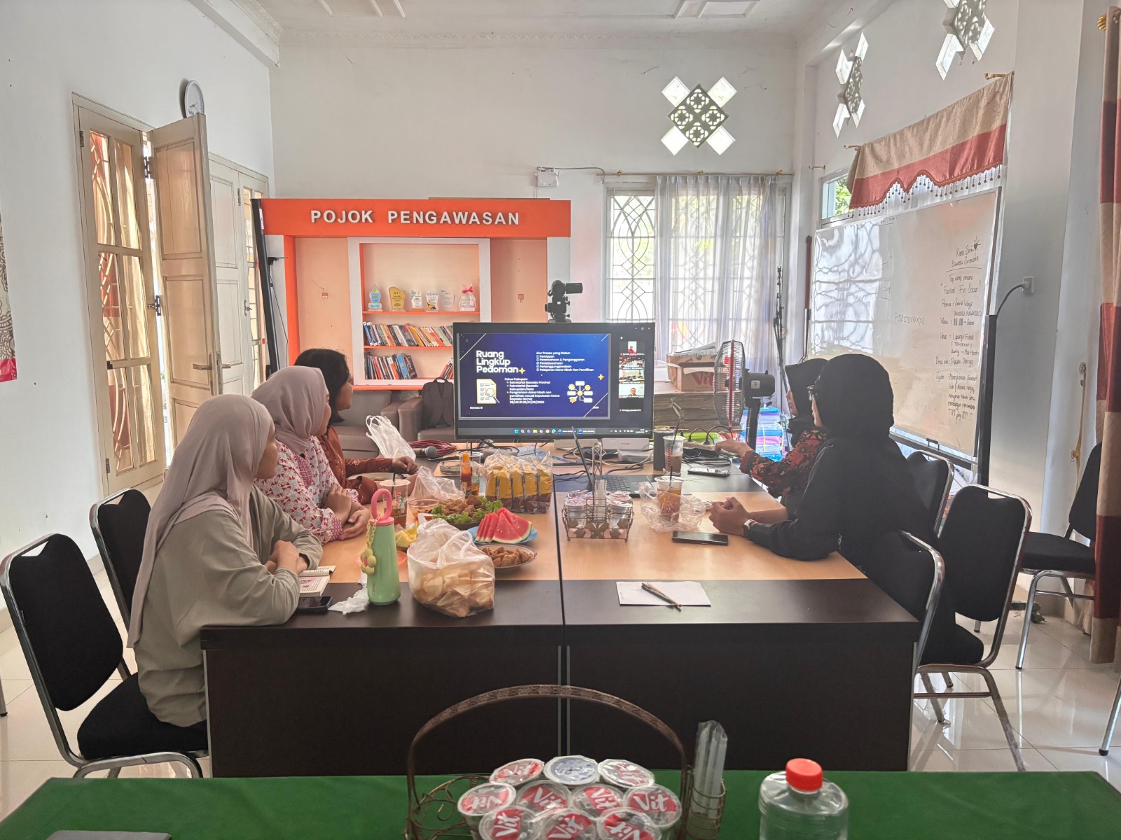 Jajaran Sekretariat Bawaslu Kota Surakarta saat mengikuti Sosialisasi Pedoman Pengelolaan Hibah Non Pemilihan Gubernur dan Wakil Gubernur, Bupati dan Wakil Bupati, serta Wali Kota dan Wakil Wali Kota pada Sekretariat Bawaslu Provinsi dan Sekretariat Bawaslu Kabupaten/Kota yang diselenggarakan secara daring melalui Zoom Meeting