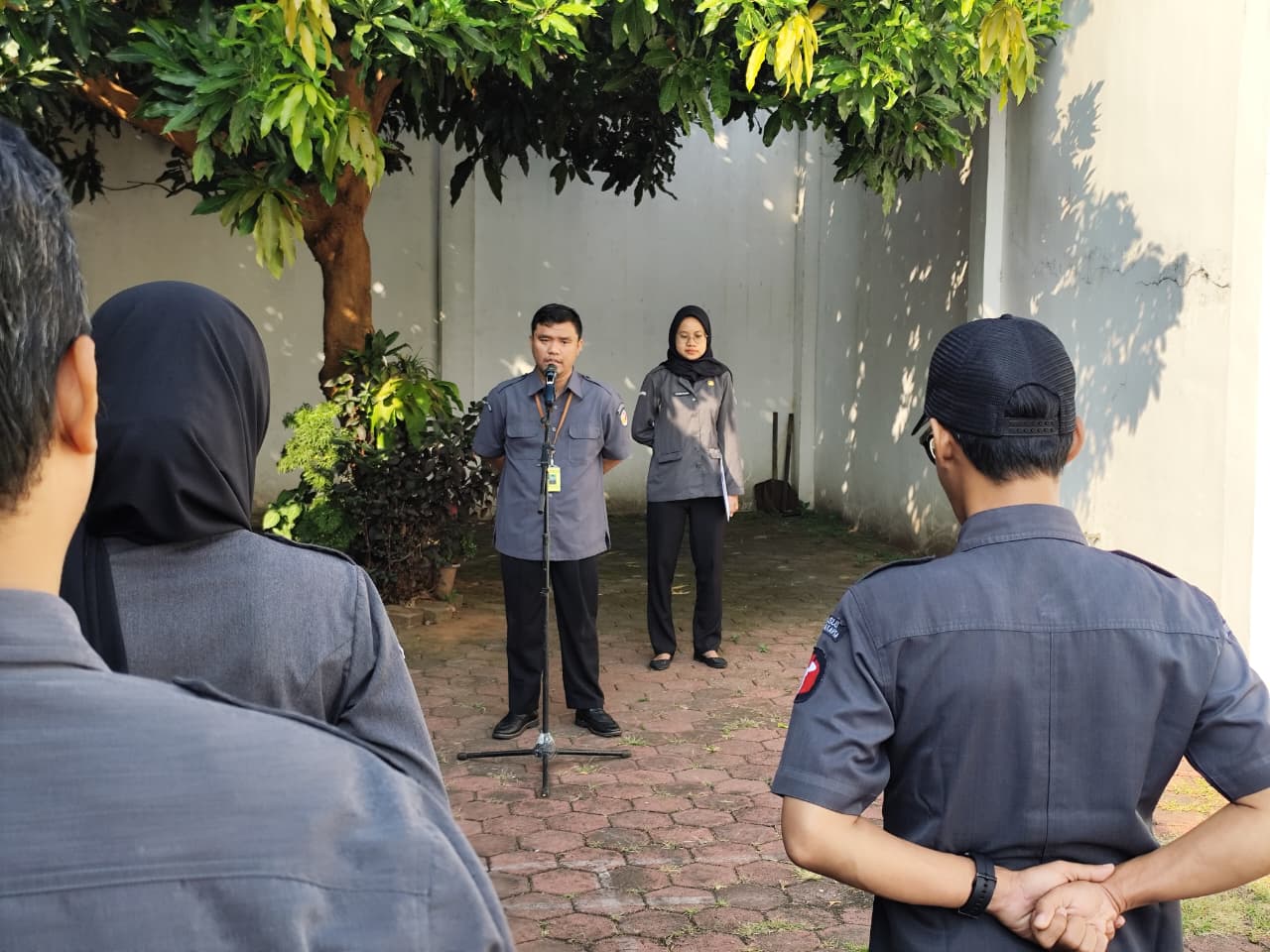 Koordinator Sekretariat Bawaslu Kota Surakarta, M. Syaiful Mujib saat memimpin apel rutin Senin pagi di halaman Kantor Bawaslu Kota Surakarta