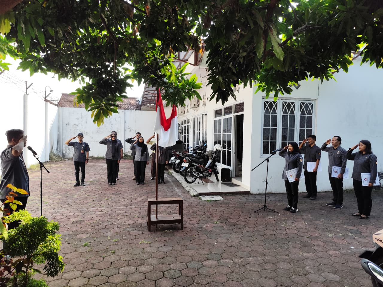Bawaslu Kota Surakarta melaksanakan apel rutin yang dipimpin Koordinator Sekretariat, M. Syaiful Mujib, di halaman Kantor Bawaslu Kota Surakarta