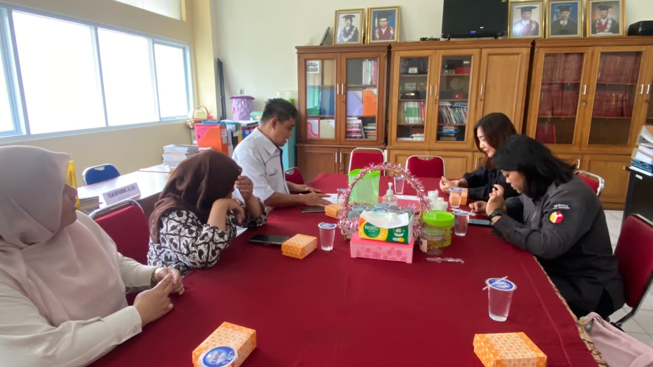 Anggota Bawaslu Kota Surakarta Poppy Kusuma saat melakukan koordinasi dengan Dekan Fakultas Hukum UNIBA Surakarta, Dr. Hafid Zakaria terkait pelaksanaan Kompetisi Debat Penegakan Hukum Pemilu VI Tingkat Nasional