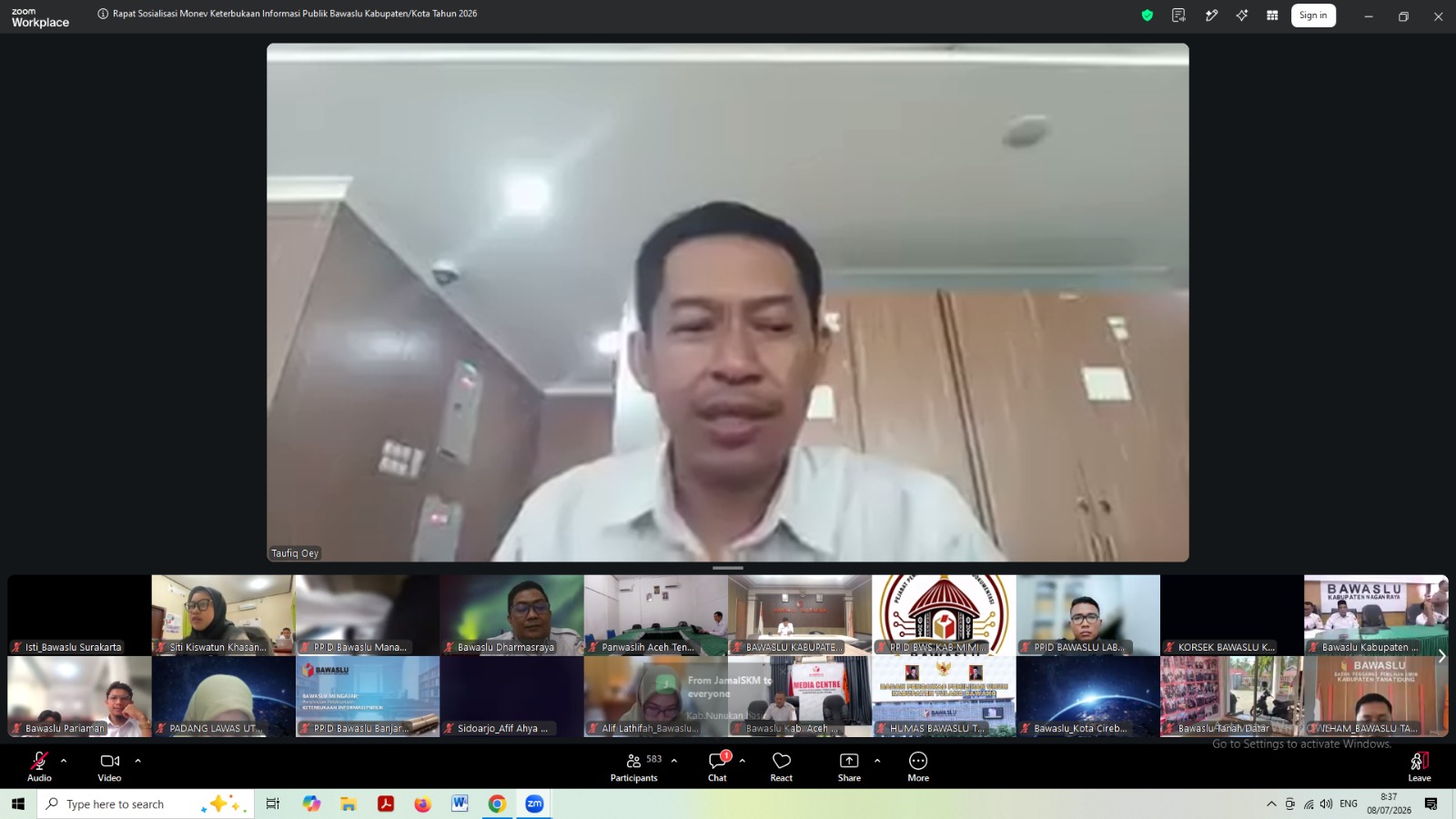Bawaslu Kota Surakarta saat mengikuti Rapat Sosialisasi Monitoring dan Evaluasi (Monev) Keterbukaan Informasi Publik Bawaslu Kabupaten/Kota Tahun 2026 secara daring melalui zoom meeting