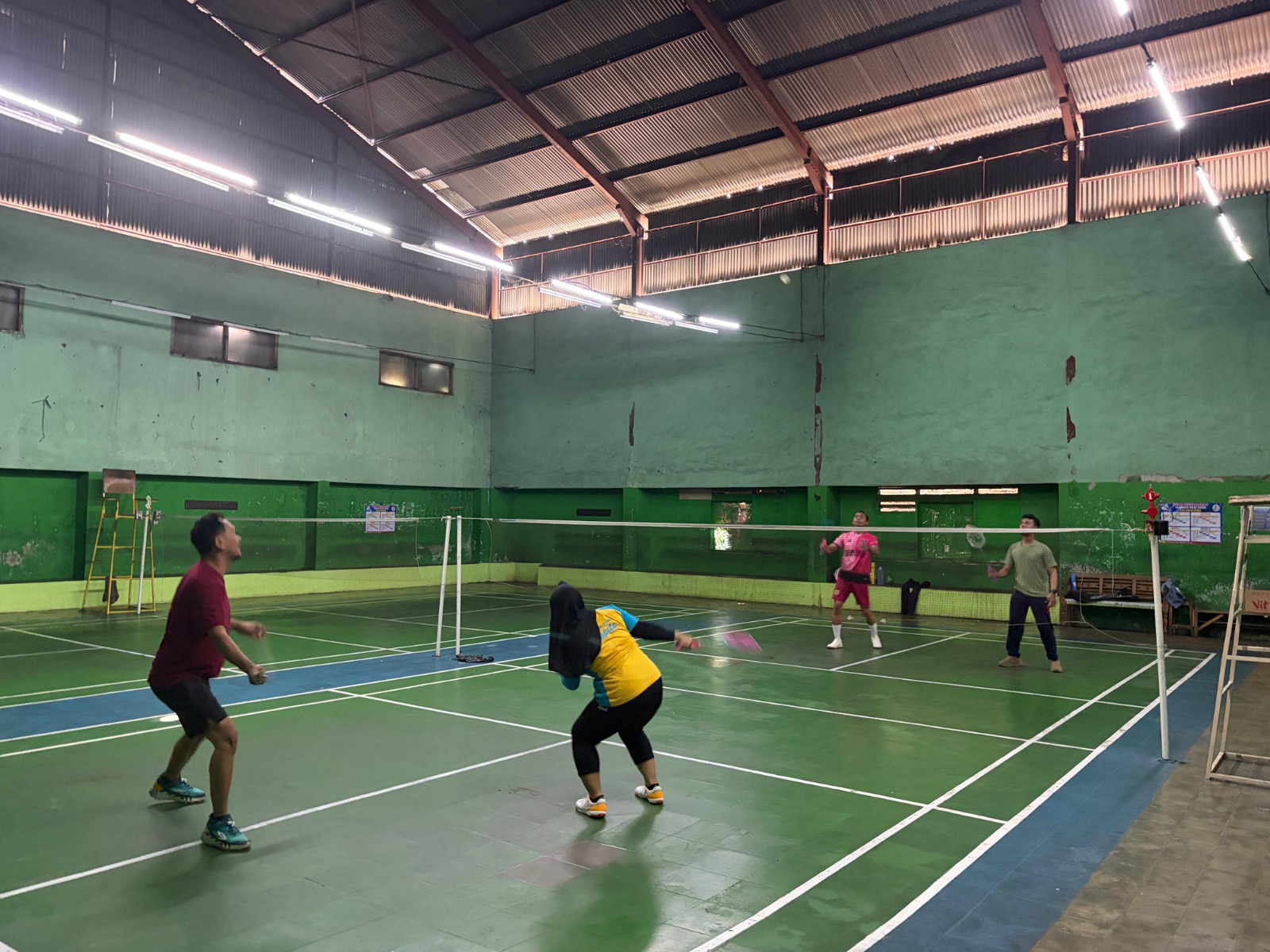 Bawaslu Kota Surakarta saat melaksanakan kegiatan Jumat Sehati melalui olahraga badminton di Lapangan Badminton Pasar Kleco, Surakarta