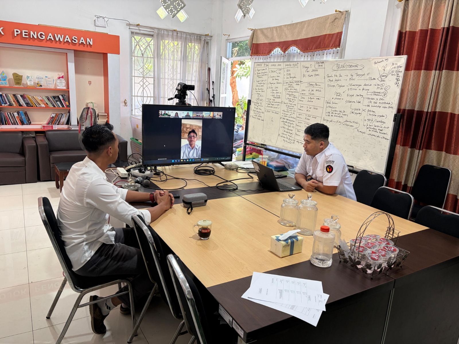 Bawaslu Kota Surakarta saat  mengikuti kegiatan Literasi Pojok Pengawasan Vol.16 dengan tema "POV: Strategi Pengawasan Pemenuhan Kuota Perempuan dalam Pencalonan Pasca Putusan MK Nomor 128/PUU-XXIV/2026