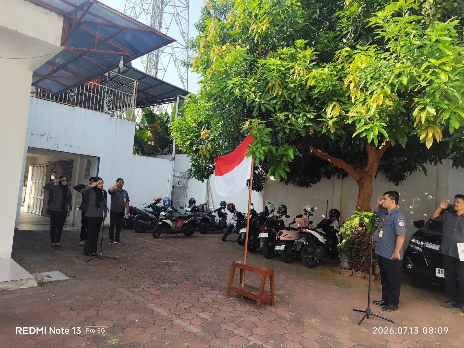 Koordinator Sekretariat Bawaslu Kota Surakarta saat memimpin apel rutin mingguan