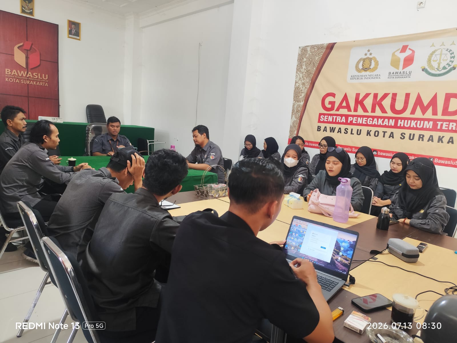 Koordinator Sekretariat, Muhammad Syaiful Mujib, saat memimpin rapat rutin di Aula Kantor Bawaslu Kota Surakarta