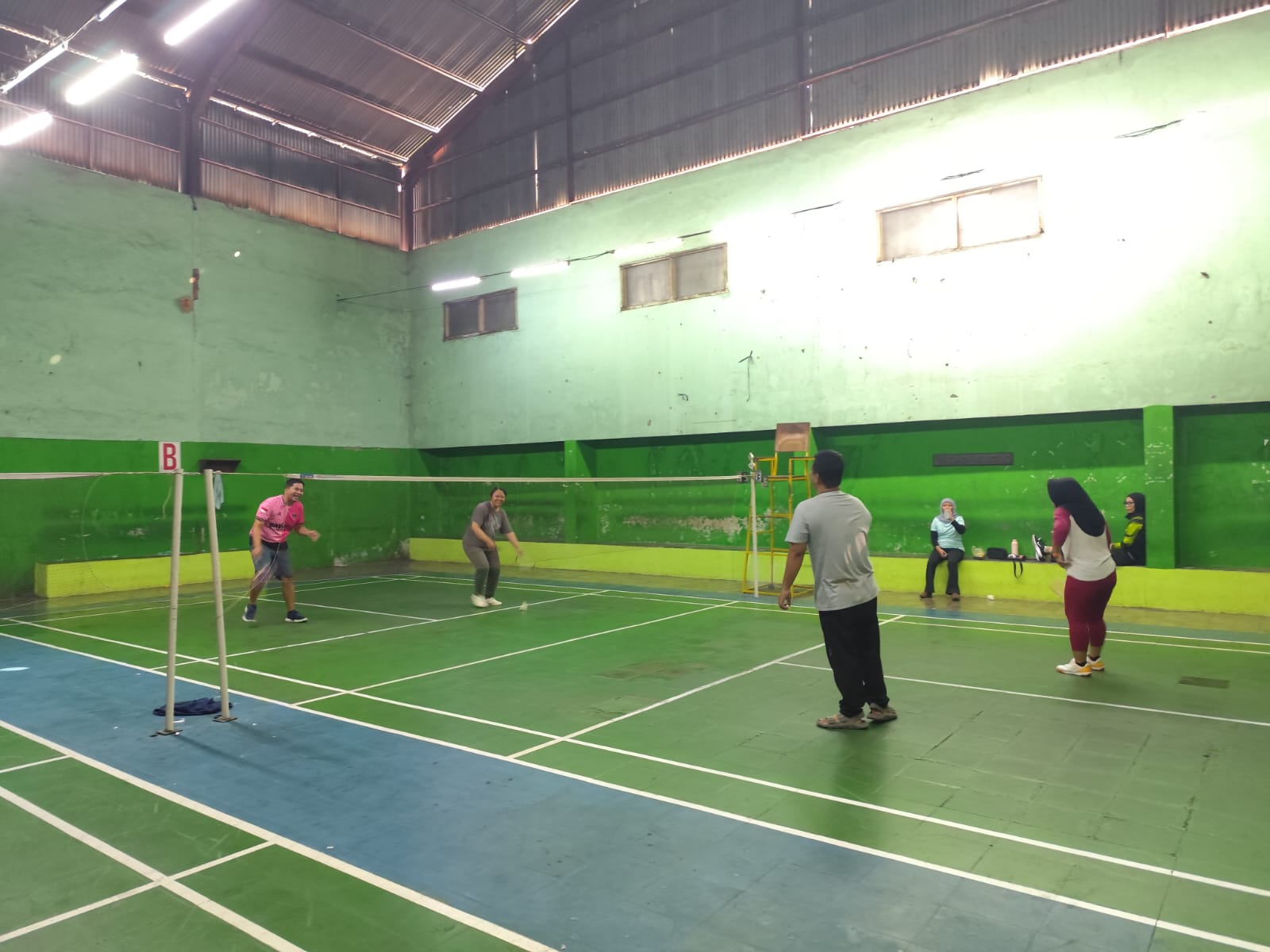 Bawaslu Kota Surakarta melaksanakan kegiatan Jumat Sehati (Jumat Sehat dan Hati) melalui olahraga badminton