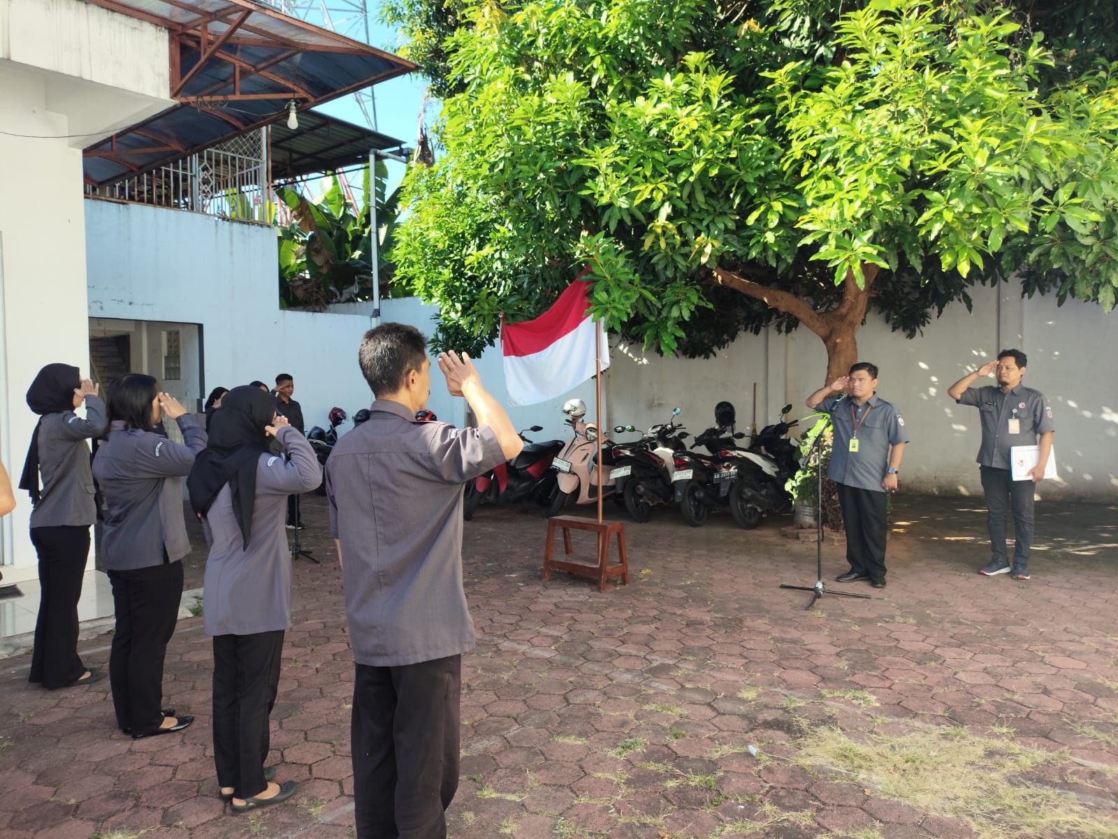 oordinator Sekretariat Bawaslu Kota Surakarta, Muhammad Syaiful Mujib saat memimpin Apel rutin hari senin di halaman kantor Bawaslu Kota Surakarta