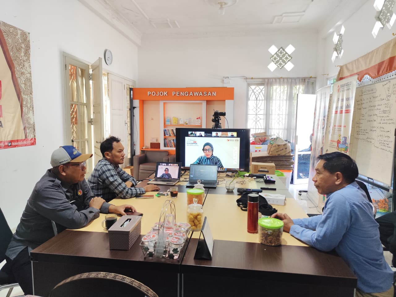 Ketua dan Anggota Bawaslu Kota Surakarta mengikuti kegiatan Literasi Pojok Pengawasan Volume 17 bertema “Yuk Bisa..!! Jateng Bersih-bersih Ghost Voters” secara daring, Senin (20/7)