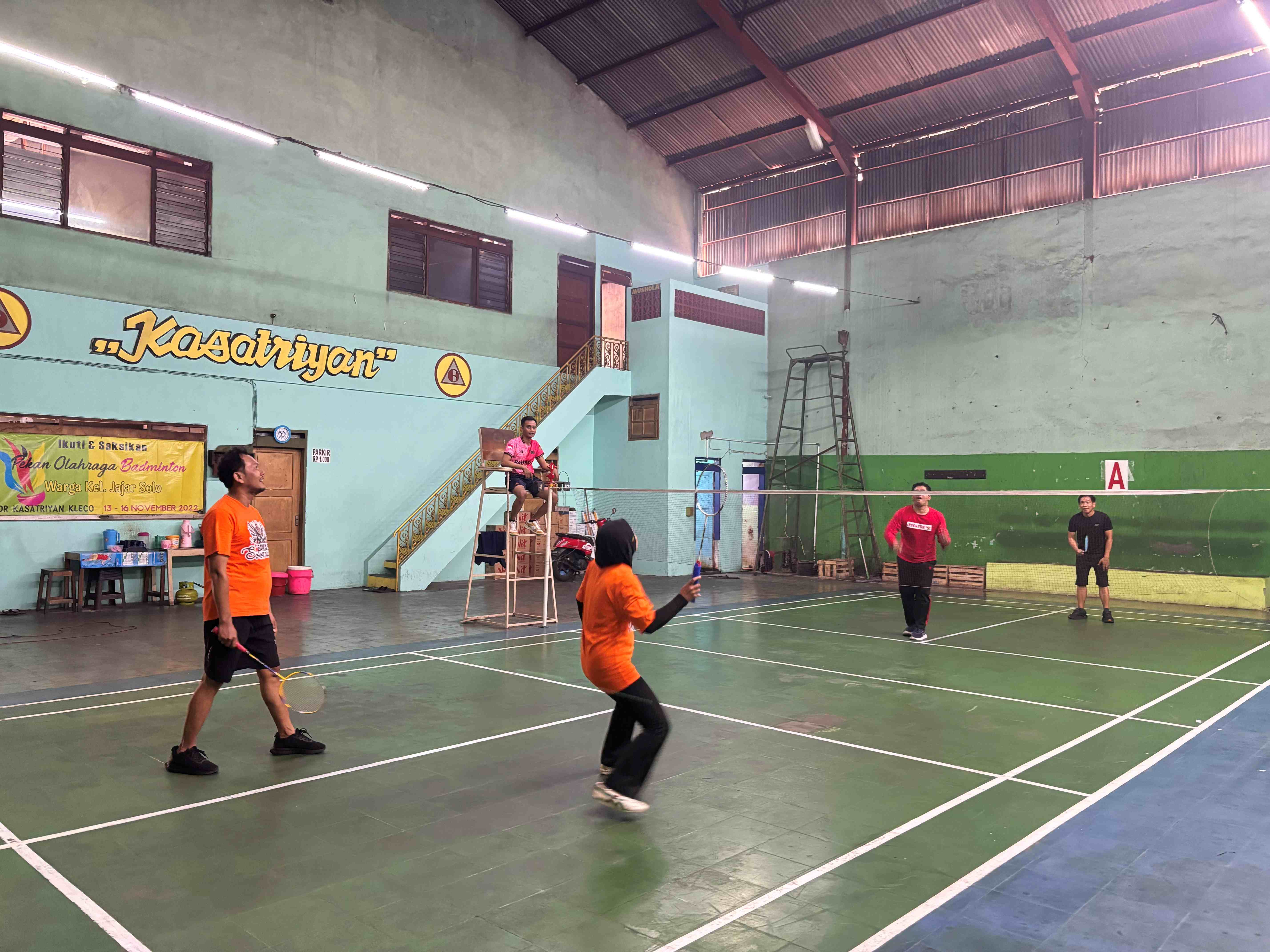 suasana lomba badminton Bawaslu Kota Surakarta dalam semarak HUT RI ke 81
