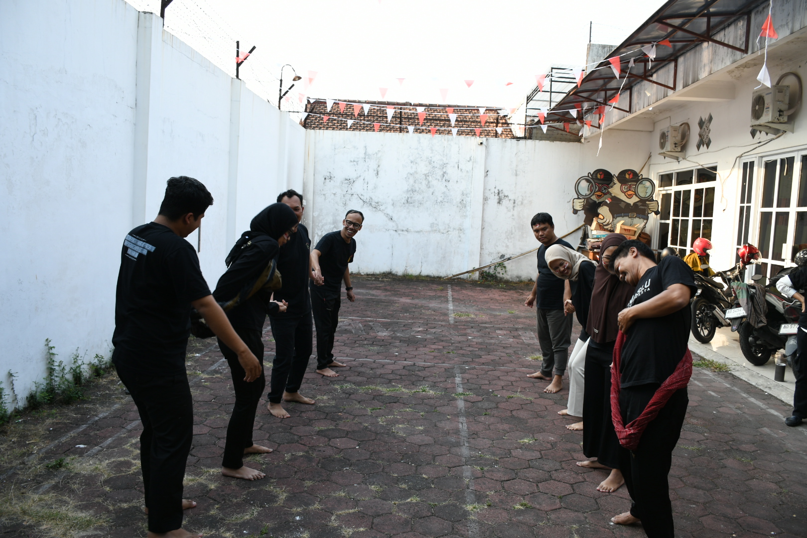 suasana lomba estafet sarung di halaman kantor Bawaslu Kota Surakarta