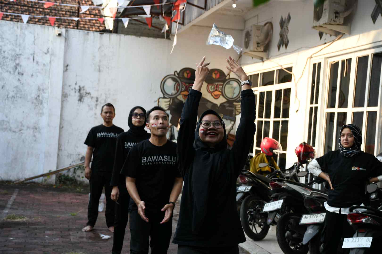 suasana lomba estafet air Bawaslu Kota Surakarta dalam semarak HUT RI ke 81