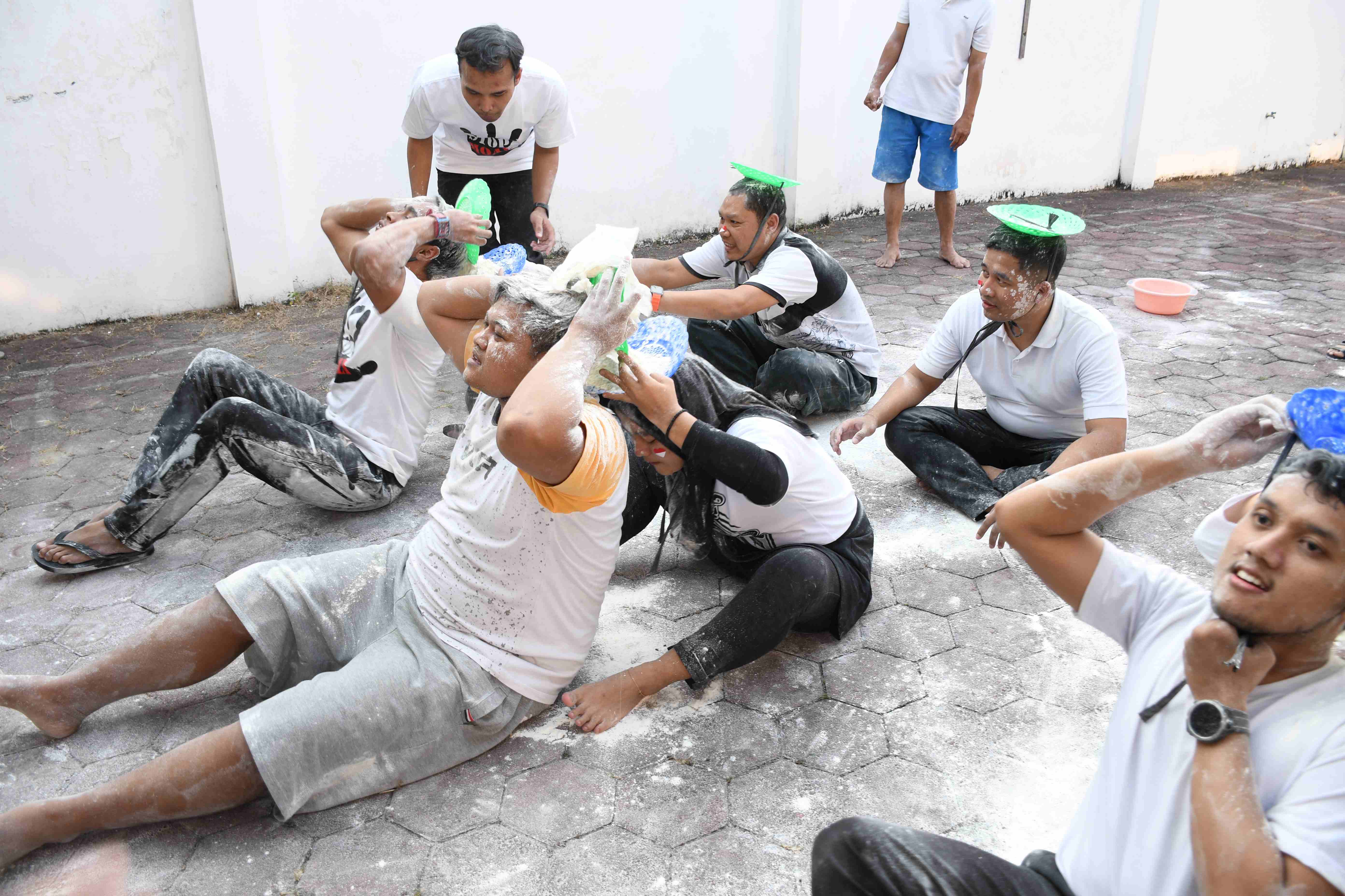 Semarak dengan pelaksanaan lomba estafet tepung di lingkungan Bawaslu Kota Surakarta