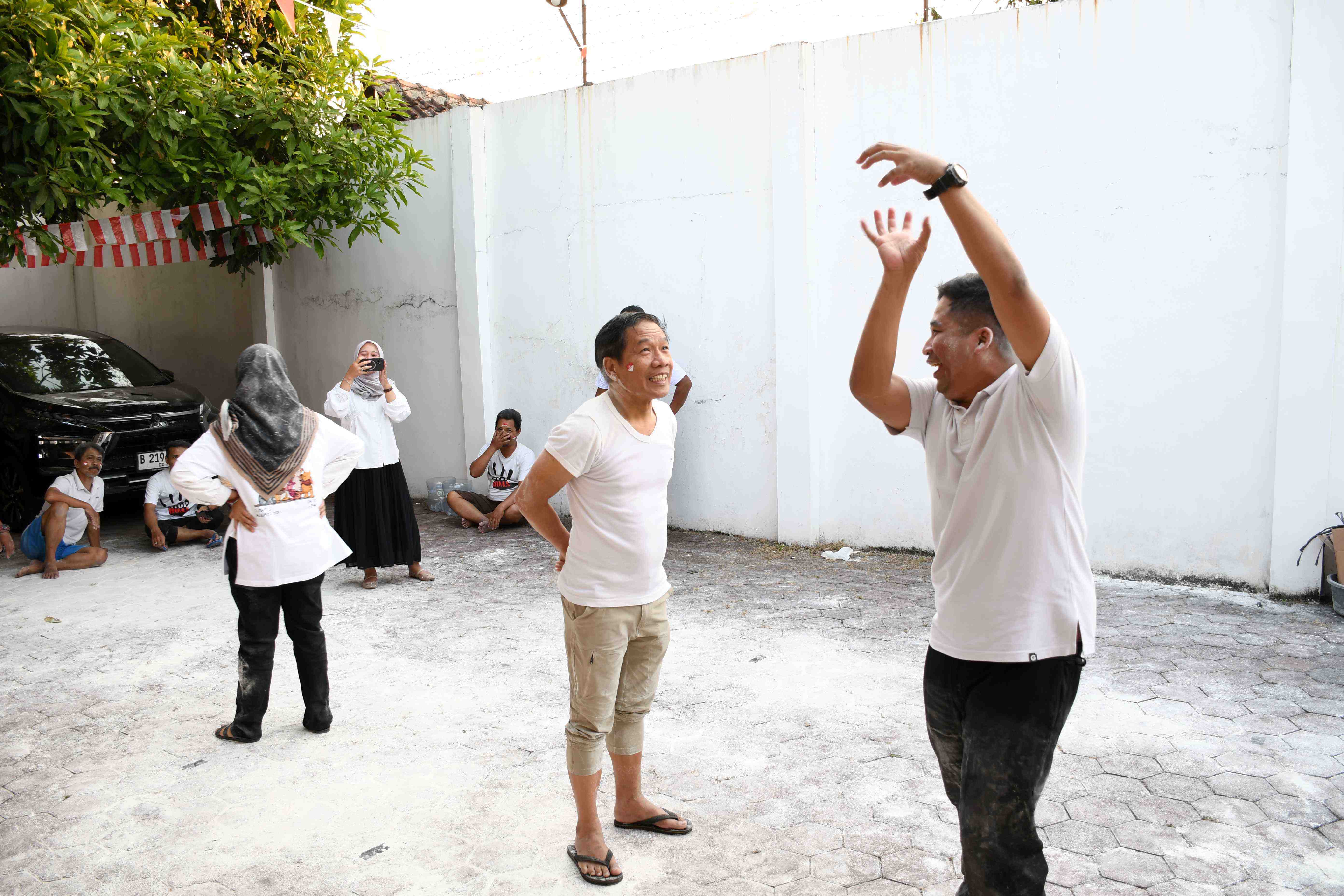Suasana lomba tebak gaya Bawaslu Kota Surakarta meriahkan HUT RI ke 81 di lingkungan kantor