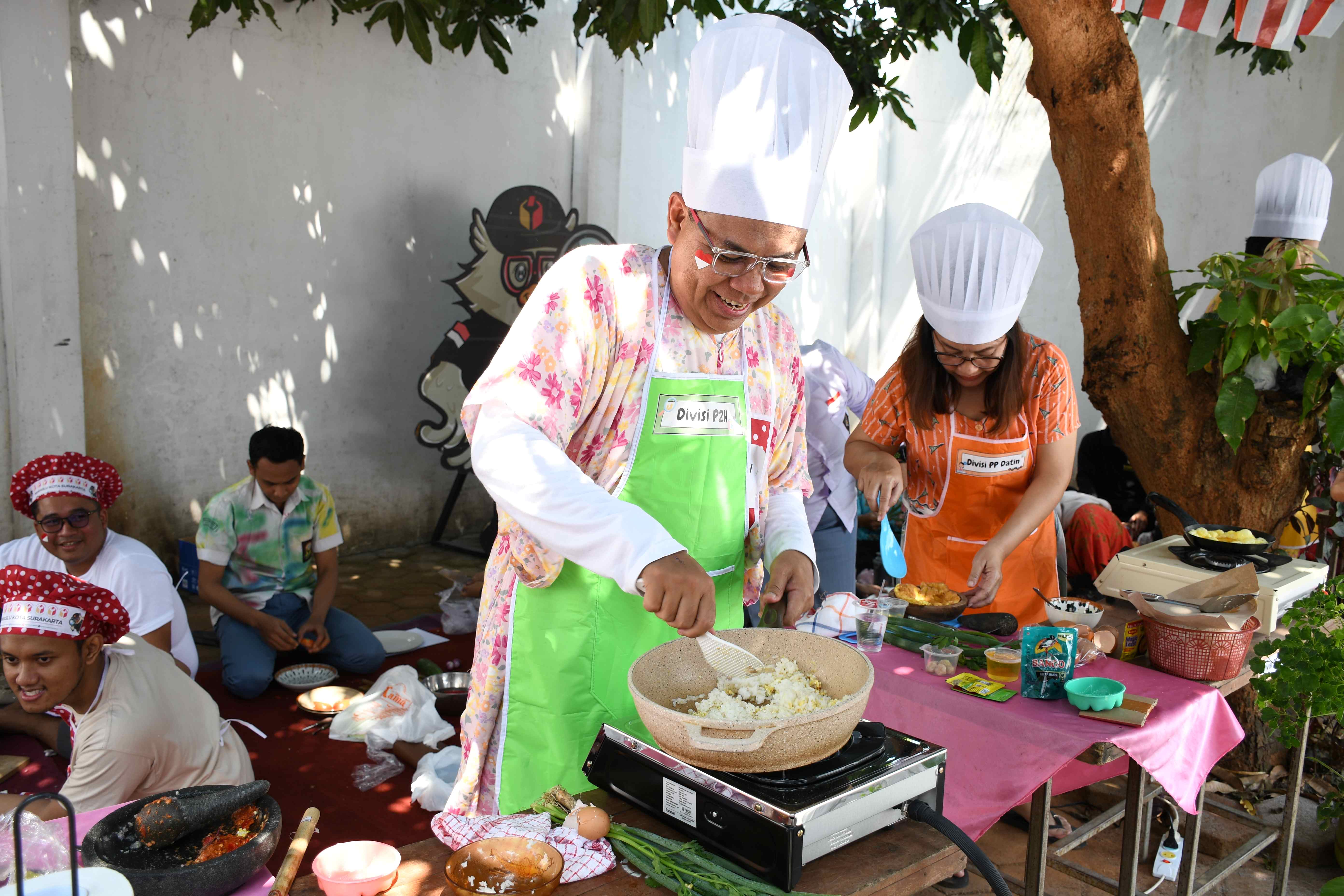Kordiv P2H dan Kordiv PP Datin saat memasak nasi goreng dalam semarak lomba HUT RI ke 81