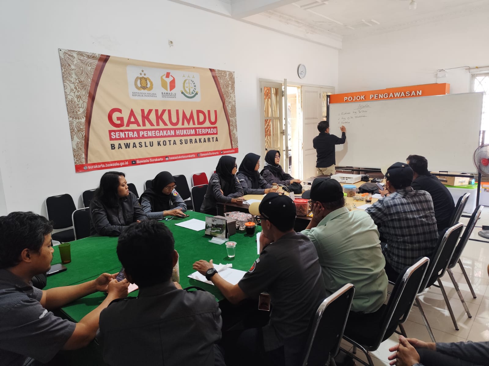 Rapat rutin Bawaslu Kota Surakarta Senin (10/8/2026)